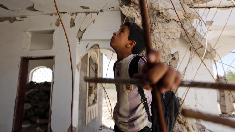 Un jeune garçon yéménite dans des décombres à Sana'a, le 25 mars 2019