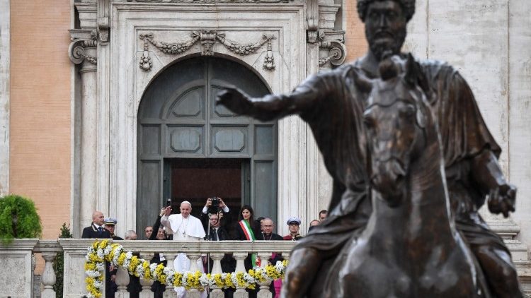 Papa Francesco saluta i cittadini di Roma, in occasione della sua visita al Campidoglio il 26 marzo 2019