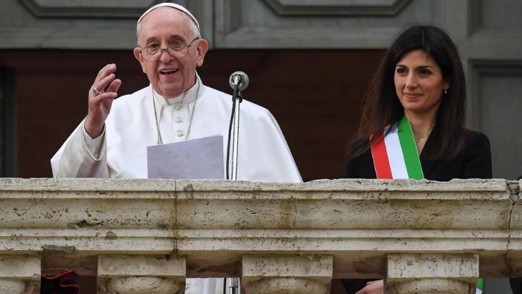 البابا فرنسيس وعمدة مدينة روما فيرجينيا راجي آذار مارس 2019