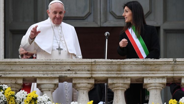 Papst Franziskus mit Roms Bürgermeister Virginia Raggi auf dem Balkon des Rathauses