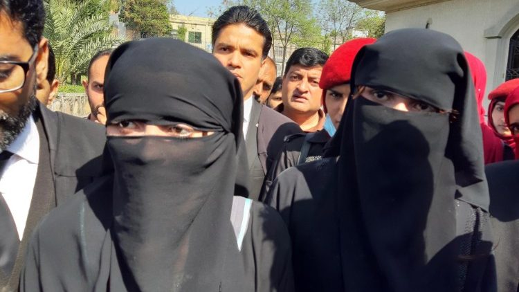 Ein Gericht in Pakistan fordert Schutz von zwei Frauen nach Konvertierung zum Islam an.