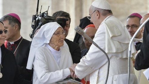 Pápež na Námestí sv. Petra ocenil 85-ročnú misionárku v Afrike 