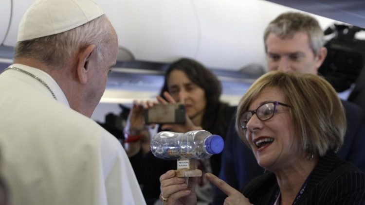Le Pape salue les jouralistes dans l'avion pour le Maroc