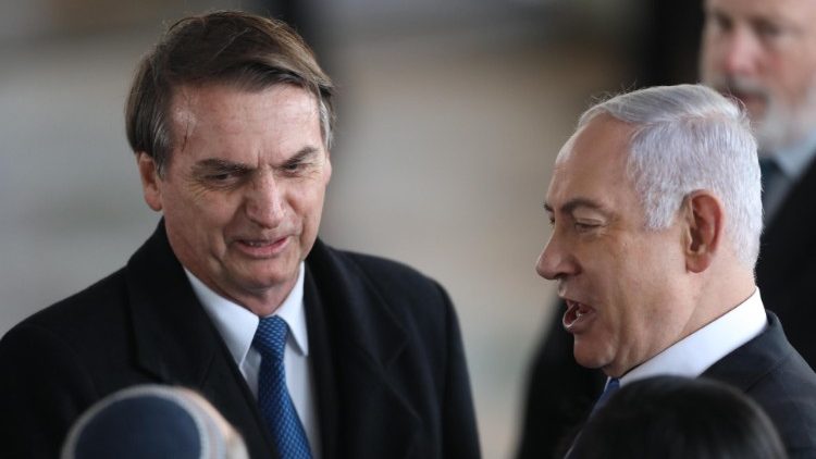 Jair Bolsonaro (l.) erreicht die Kritik der Bischöfe in Israel