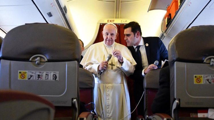 Papst Franziskus und Papstsprecher Gisotti auf dem Flug zurück nach Rom