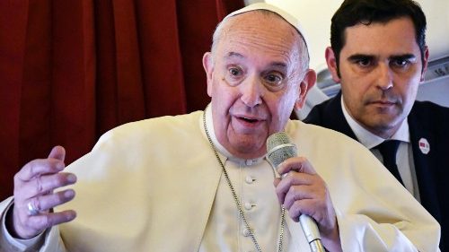 Papst rückt streitbare Aussagen über Feminismus und Homosexualität zurecht
