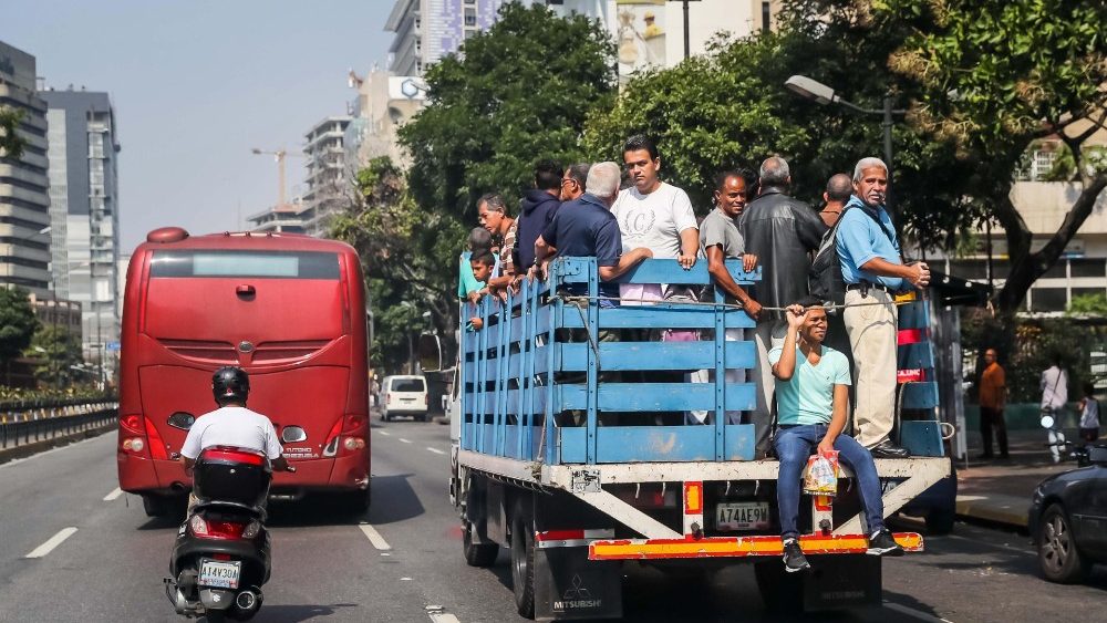 Popolazione di Caracas sui camion a causa della chiusura del metr per mancanza di luce