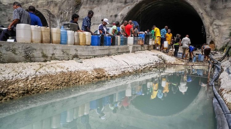 La raccolta di acqua in un sobborgo di Caracas