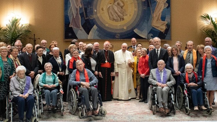 Papa Franjo i članovi belgijskoga zbora starijih osoba 'Duga'; Vatikan, 3. travnja 2019.