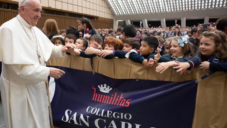 Papa s učenicima Zavoda svetoga Karla iz Milana; Vatikan, 6. travnja 2019.