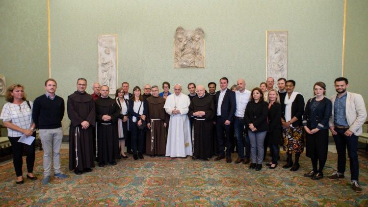 Ein familiärer Moment mit dem Papst: Die Mitglieder der Missionzentrale der Franziskaner