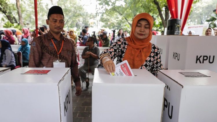 Подготовка за изборите в избирателна секция в Джакарта
