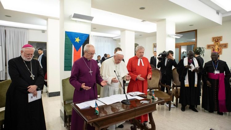 Popiežius, arkivyskupas Welby ir kunigas Chalmersas su Pietų Sudano lyderiais Vatikane 2019 04 11