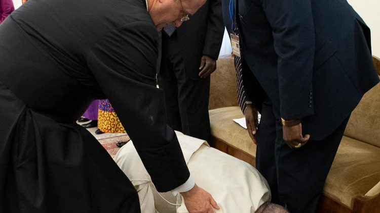Papa beija os pés dos líderes do Sudão do Sul