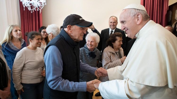 2019 metų balandį popiežius aplankė specializuotą centrą, kuriame slaugomi Alzheimerio ligą turintys pacientai