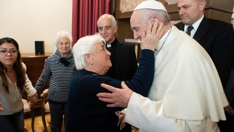 Le 12 avril dernier, le Pape François en visite dans un centre prenant soin de malades d'Alzheimer. 