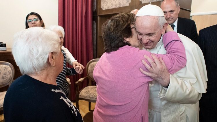 알츠하이머 환자들과 만나는 프란치스코 교황