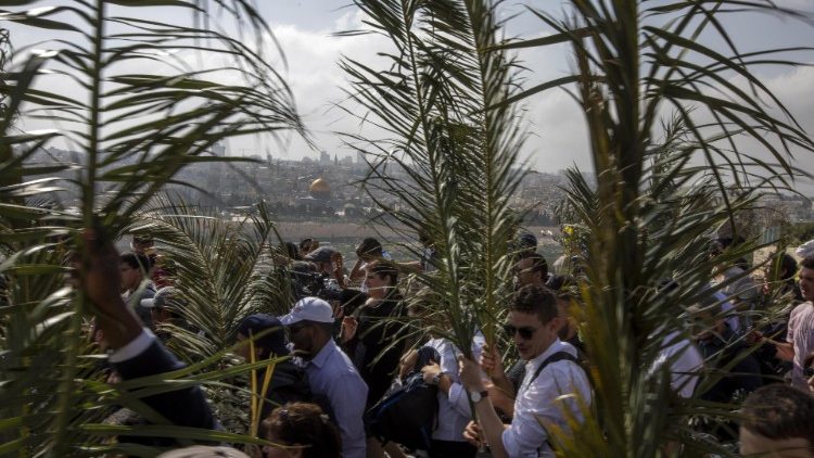 Pèlerins sur le Mont des Oliviers à Jérusalem lors du dimanche des Rameaux, dimanche 14 avril 2019.