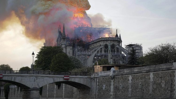 O incêndio na catedral, em abril