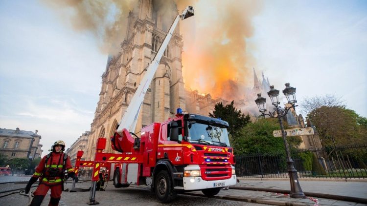 巴黎圣母主教座堂失火现场