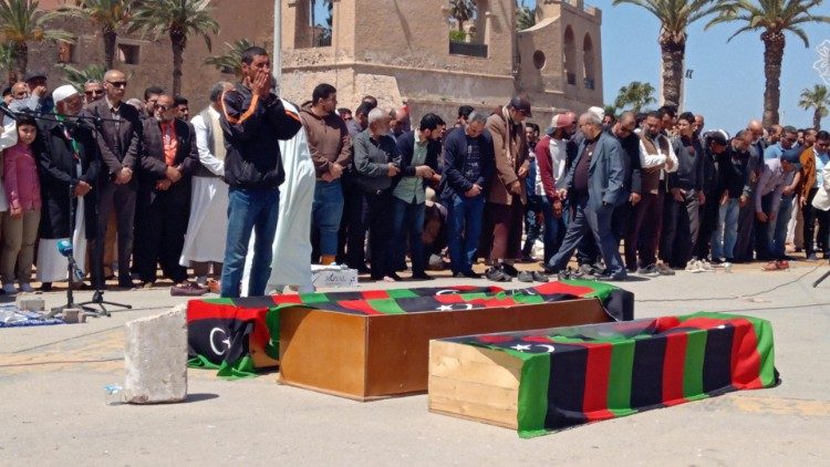 Tripoli, funerale in piazza dei Martiri per morti Abu Slim