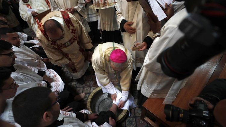 Erzbischof Pierbattista Pizzaballa bei der Fußwaschung am Gründonnerstag