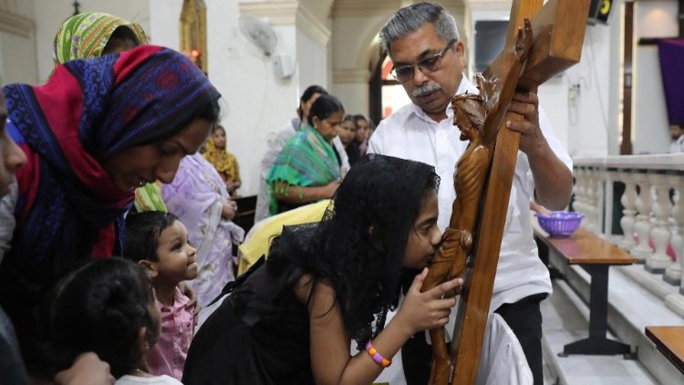 Fiéis indianos beijam o Crucifixo na Sexta-feira santa, na Catedral do Sagrado Coração em Nova Dehli