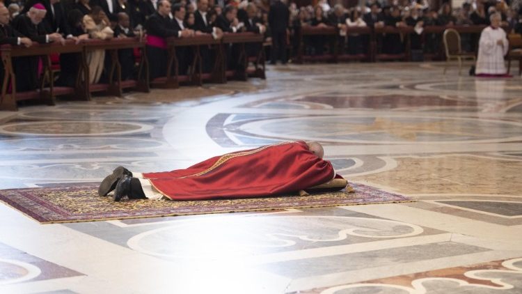 Папа Франциск във Ватиканската базилика на Велики петък