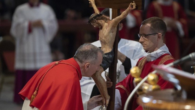 Le cardinal Parolin embrassant le Christ en croix lors de l'Office de la Passion, le Vendredi Saint.