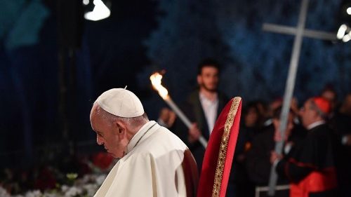 Papa: mantenere accesa la lampada della fede per illuminare le 'notti' della vita