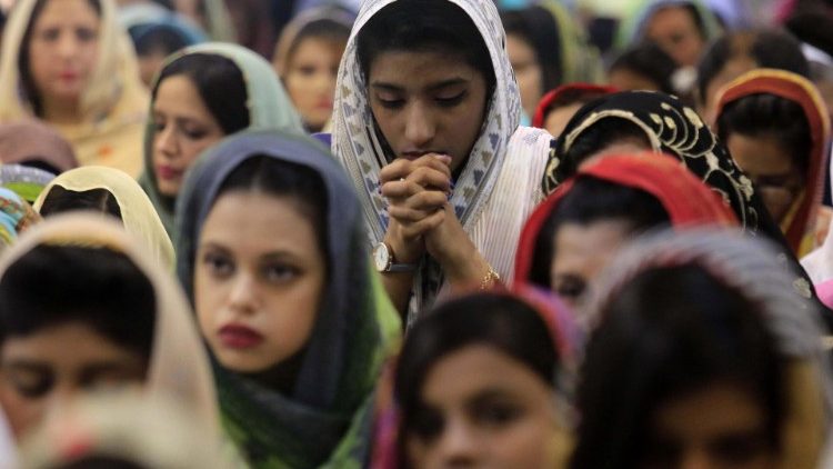 Пакистански християни на литургия в Пешавар.