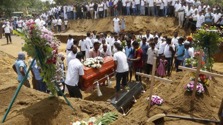 Pohrebné obrady obetí atentátov (Colombo, 23. apríla 2019)