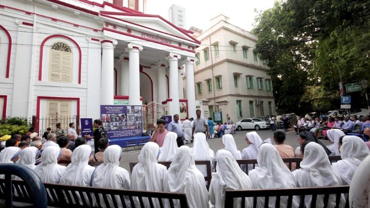 Membros de diferentes comunidades e religiosas da Mother Hose participam de orações pela paz pelas vítimas dos atentados no Sri Lanka, em Kolkata Eastern India, 23 de abril de 2019. EPA / PIYAL ADHIKARY