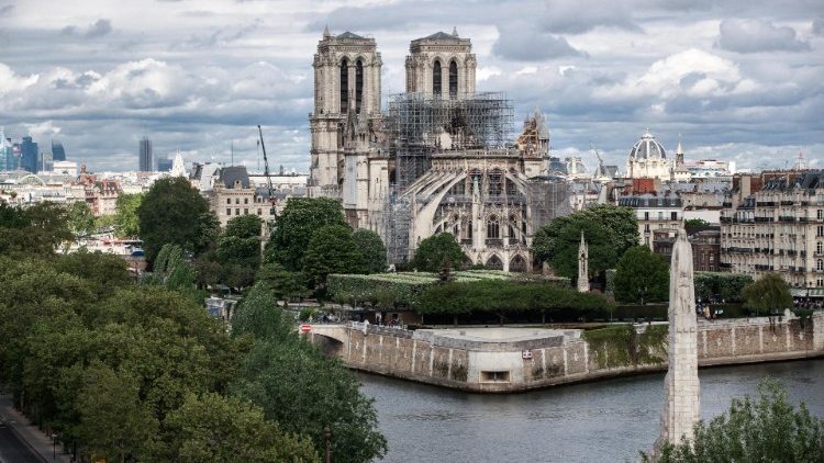 Pohled na pařížskou Notre Dame od východu