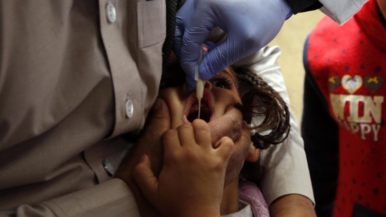 A child is being vaccinated against cholera in Yemen. 
