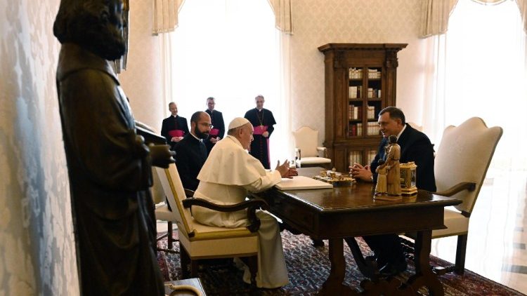 Papež Frančišek in predsednik predsedstva Bih Milorad Dodik med pogovorom