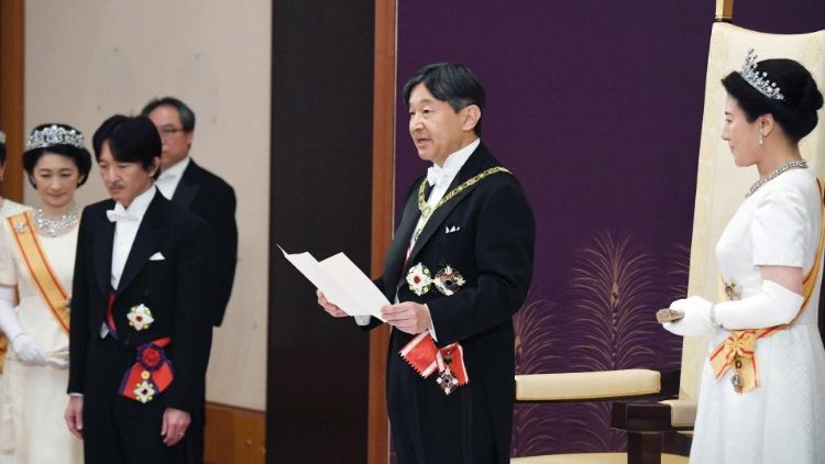 Kejsare Naruhito tillträder Japans tron