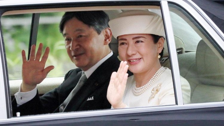 Az új japán császár Naruhito és felesége a trónralépés napján