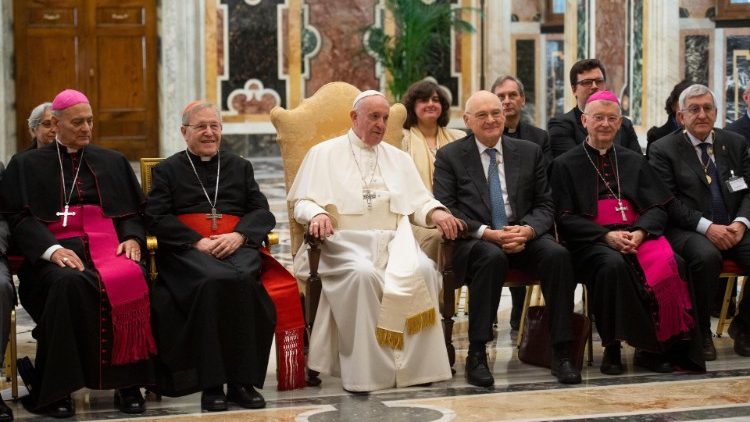 Папата Фрањо со претседателот на Папската академија за општествени науки Стефано Замагни