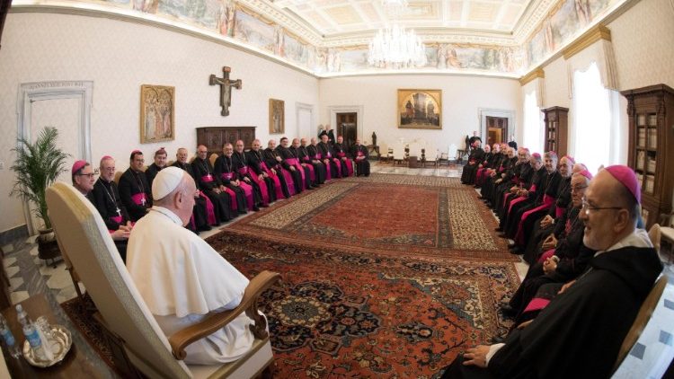 Ferenc pápa az argentin püspöki konferencia első csoportjával a Vatikánban