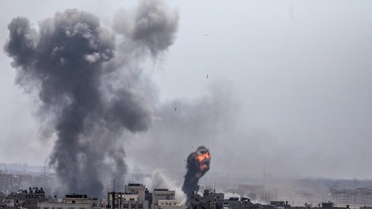 Gaza City colpita dai razzi israeliani