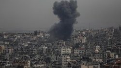 israeli-air-strikes-and-tank-fire-hit-palesti-1557057528417.jpg