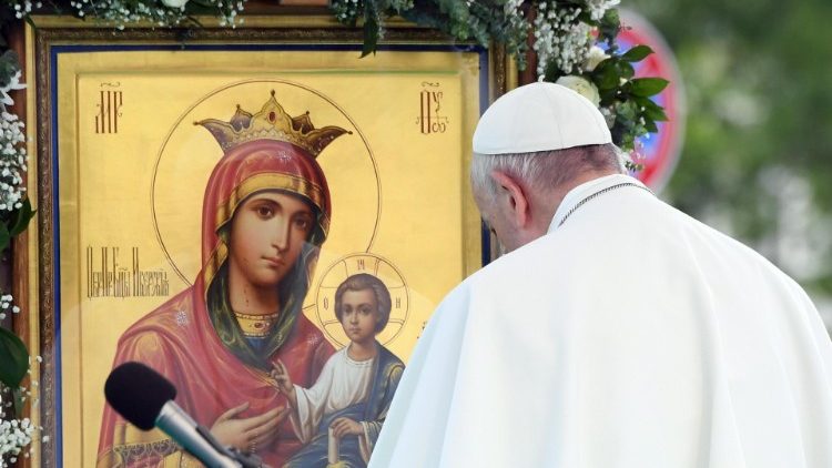 Папа Франциск по време на молитвата "Царице Небесна" в София