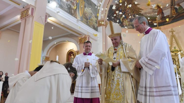 البابا فرنسيس يترأس القداس الإلهي في كنيسة القلب الأقدس في راكوفسكي. مائتان وخمسة وأربعون طفلا نالوا المناولة الأولى 06 أيار 2019