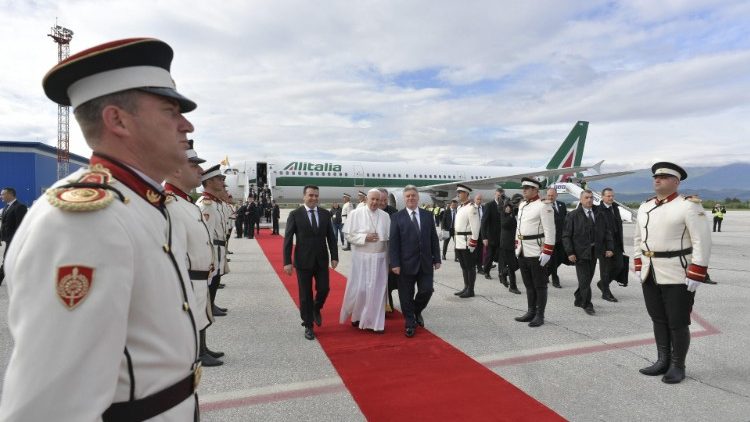 Папа Францішак у аэрапорце Скоп'е