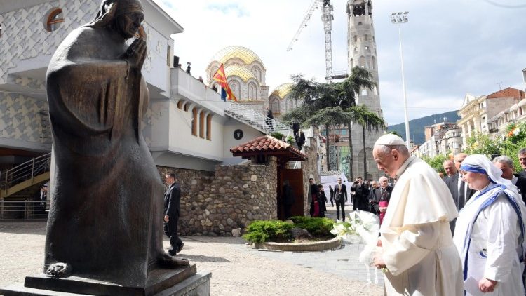 教宗在北馬其頓德勒撒修女像前祈禱