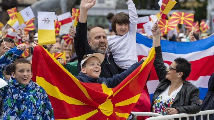 Une famille de Macédoine du Nord lors de la messe du Pape dans le centre de Skopje ce mardi 7 mai 2019