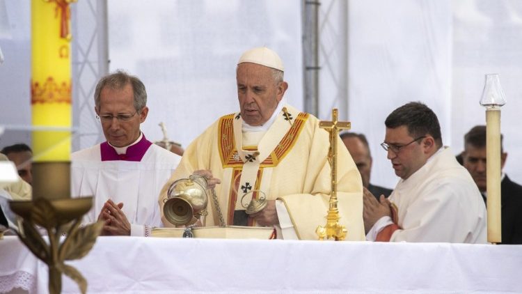 Papež Frančišek med sveto mašo na Makedonskem trgu v Skopju.