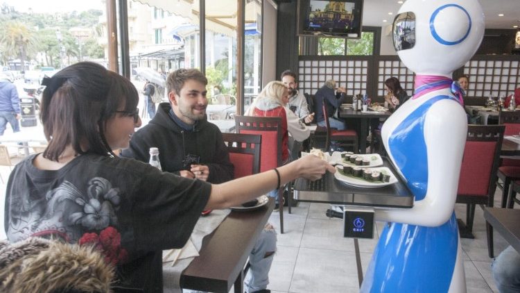 Camerieri robot in un bar di Rapallo