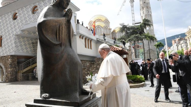  Papa Françesku para shtatores së Nënë Terezës në Shkup